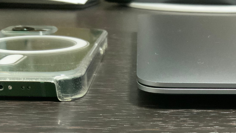 MacBook AirはiPhoneと同じぐらいの薄さ