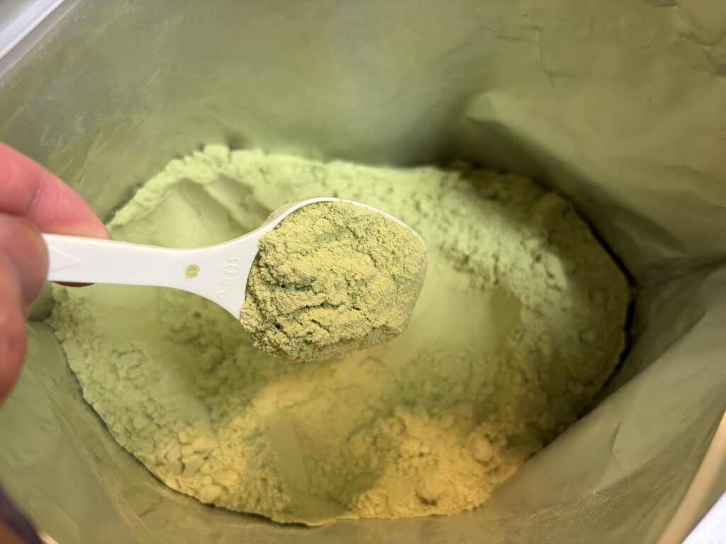 エゾボリック宇治抹茶味の中身（鮮やかな抹茶グリーンの粉末）