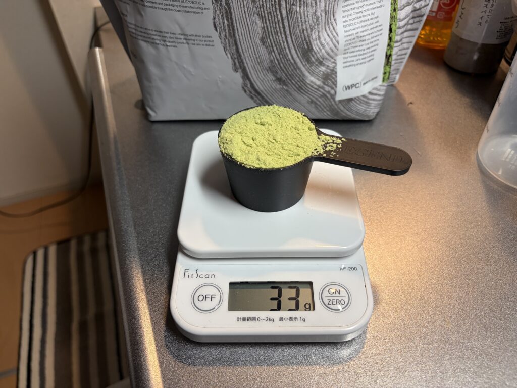 ビーレジェンドの付属スプーンですりきり1杯すくった様子（約33g）