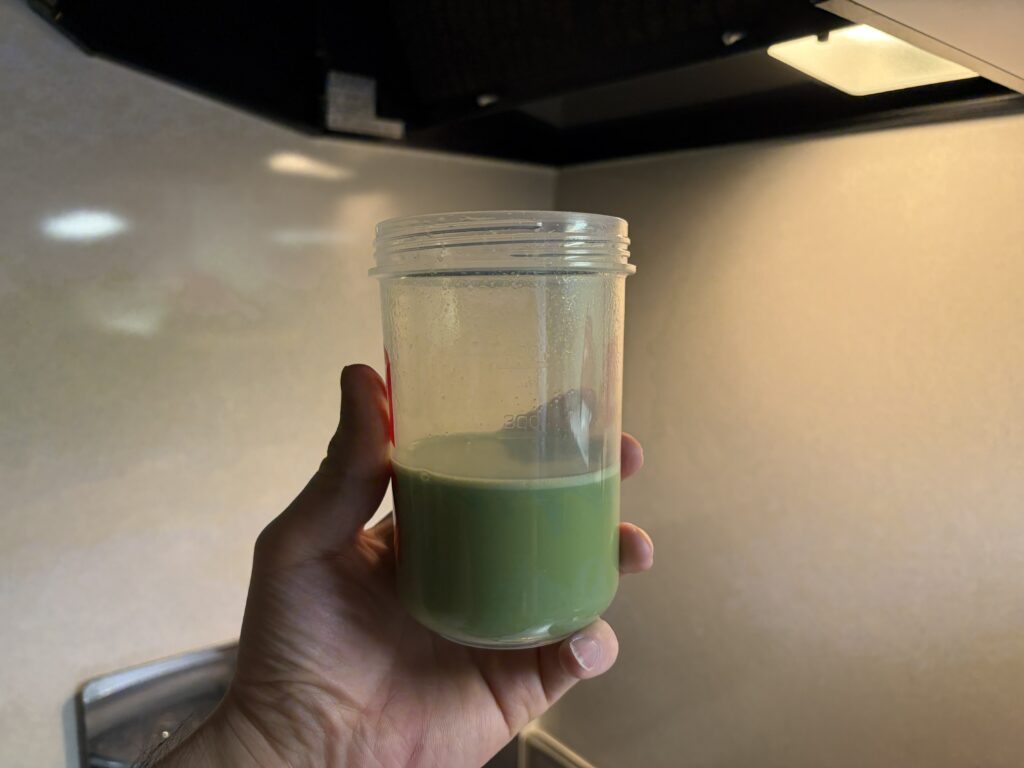 エゾボリック宇治抹茶味を水で割ってシェイクした様子