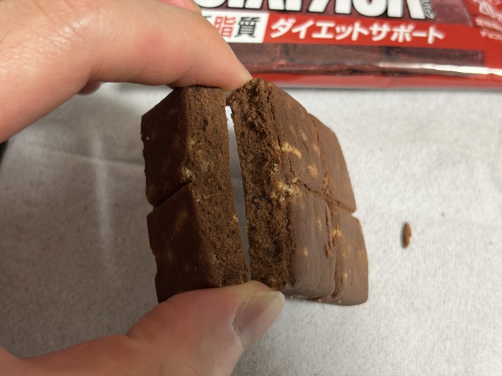 SIXPACKプロテインバー チョコレート味の断面