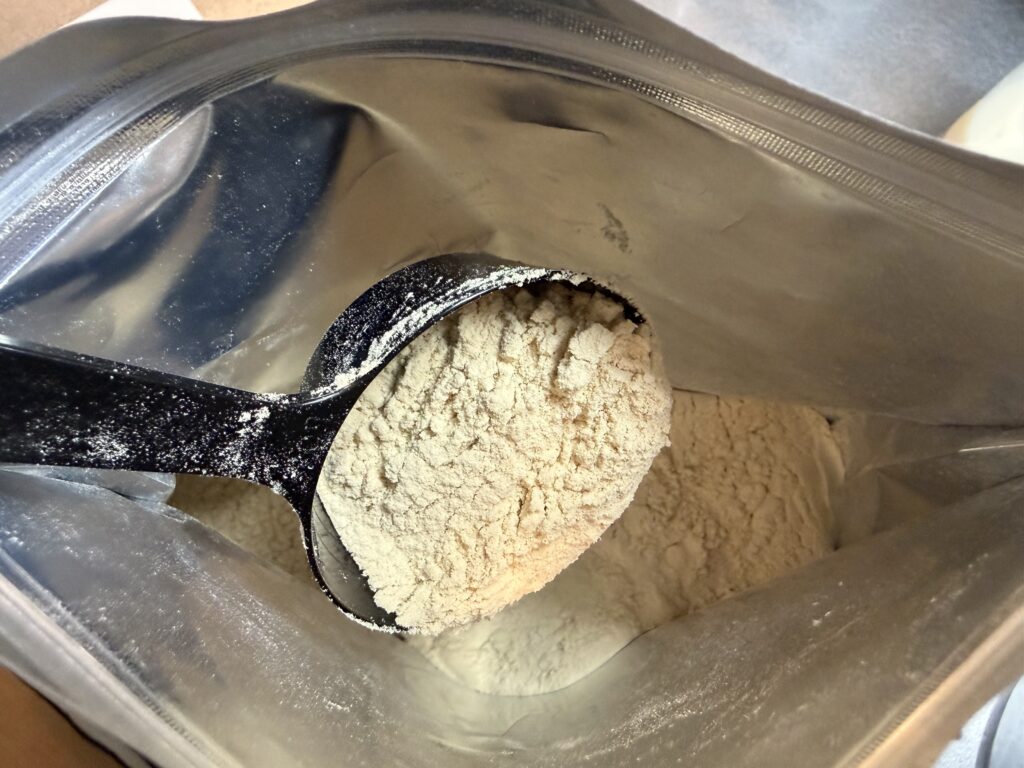 ビーレジェンド ソイプロテイン ミルキー風味の粉の状態