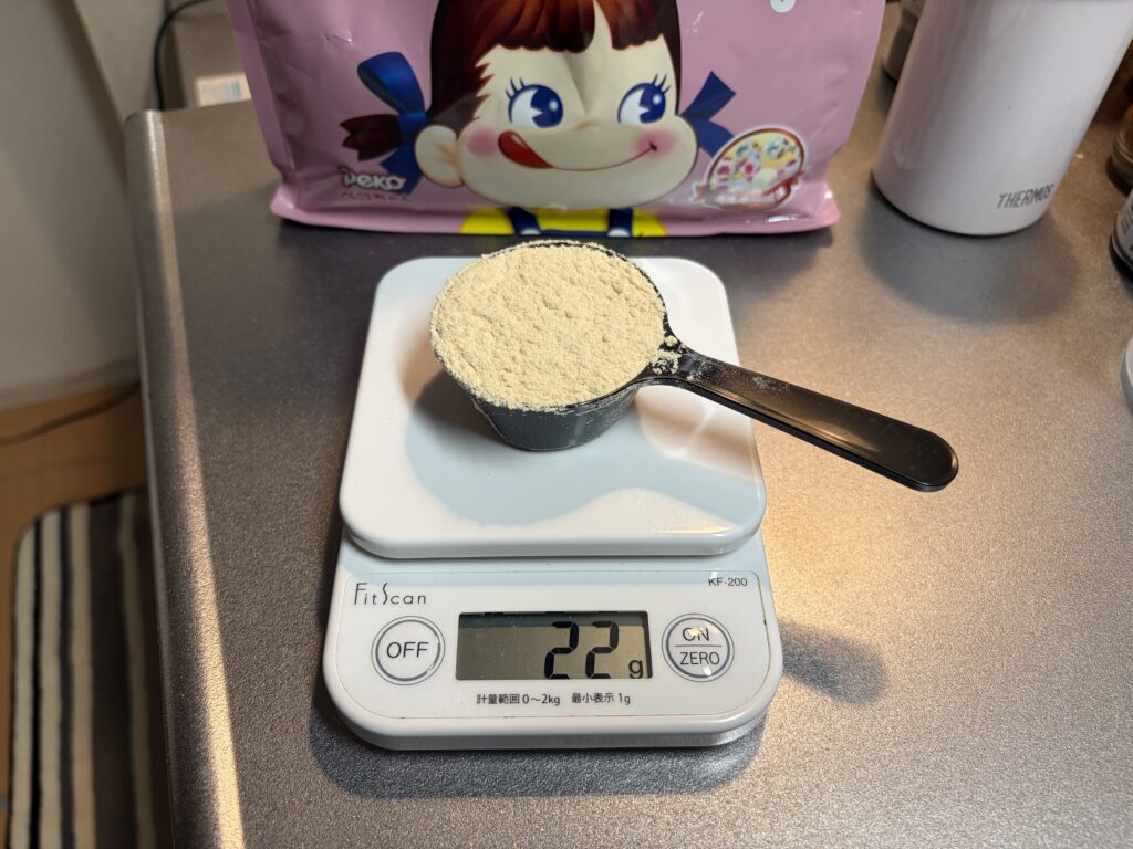 ソイプロテイン ミルキー風味の付属スプーンすり切り1杯を量ると22g