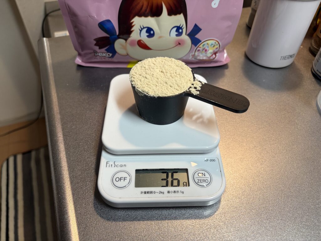 ビーレジェンドのホエイ用スプーンすり切り1杯を量ると36g