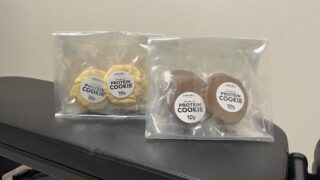 HALEOプロテインクッキーのマカダミアホワイトチョコとクランベリーチョコレートチップ