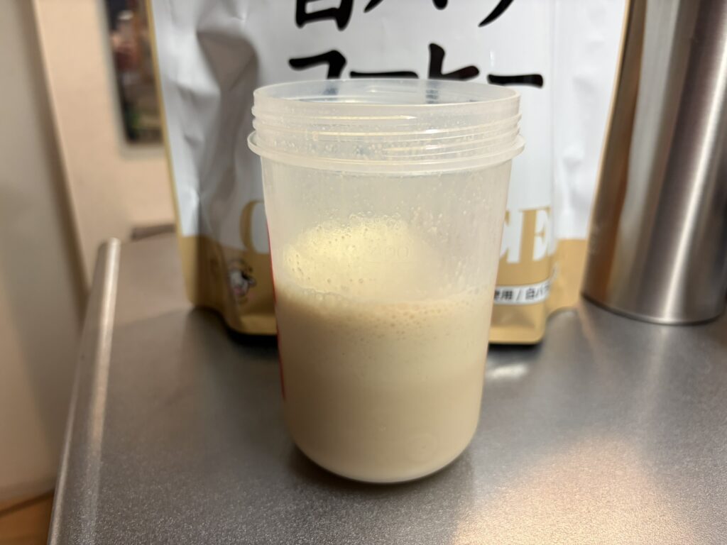 水200mlと付属スプーン3杯で作った白バラコーヒー風味