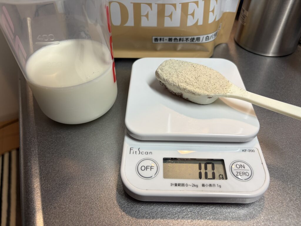 牛乳と付属スプーン1杯約10gの白バラコーヒー風味