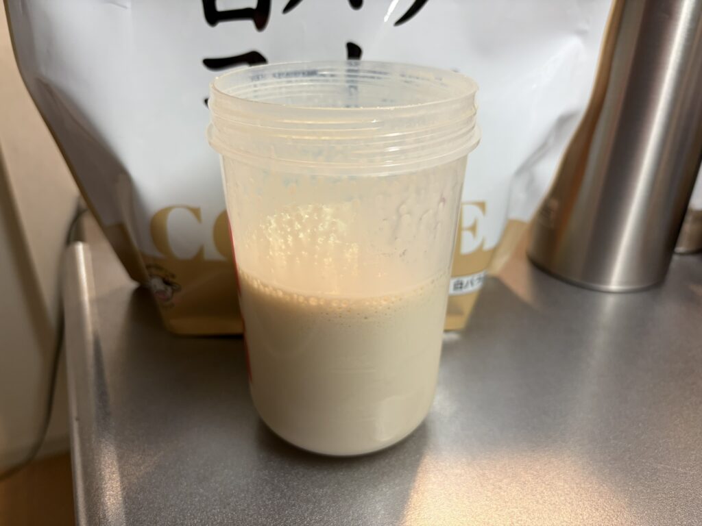 牛乳200mlと付属スプーン2杯で作った白バラコーヒー風味